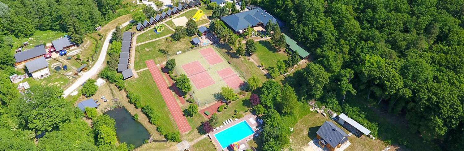 Hlavná budova disponuje 169 lôžkami a 76 ďaľších lôžok je v drevených 4-lôžkových chatkách